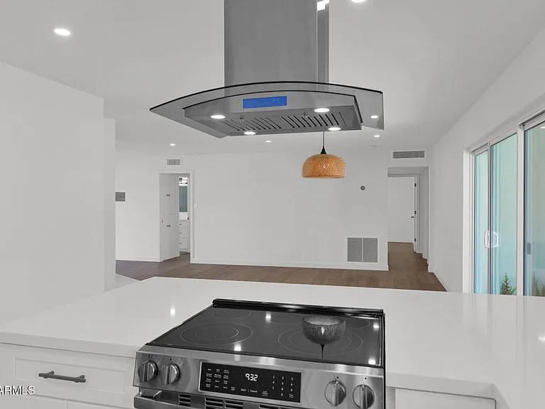 501 W Seldon Ln — Photo 21