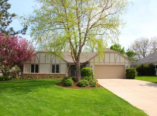 3996 S Victoria Cir, New Berlin, WI 53151