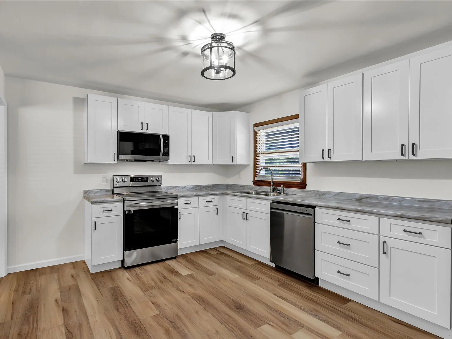 3 bed, 1125 sqft, $1,950 — Photo 3