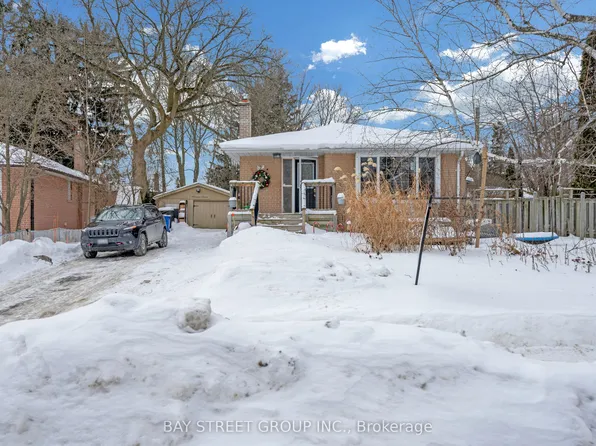 7 Kemano Rd, Aurora, ON L4G 2X9