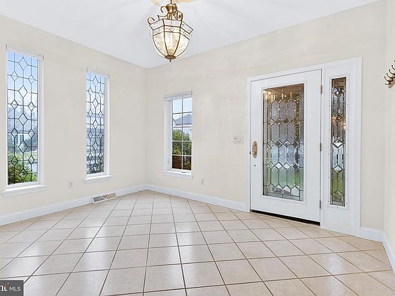 5th image of 701 Woodfield Dr
