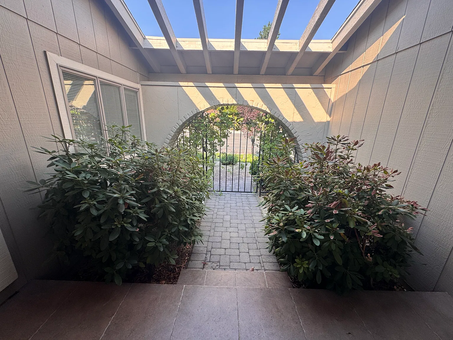 4 bed, 1989 sqft, $3,395 — Photo 4