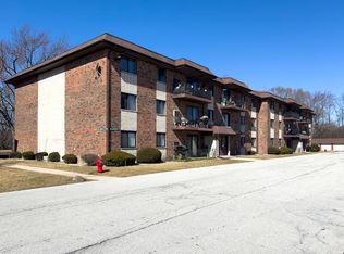 14959 Willowcrest Ct APT 15, Midlothian, IL 60445
