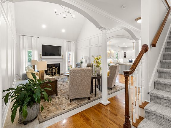 3rd image of 313 Willow Glen Rd