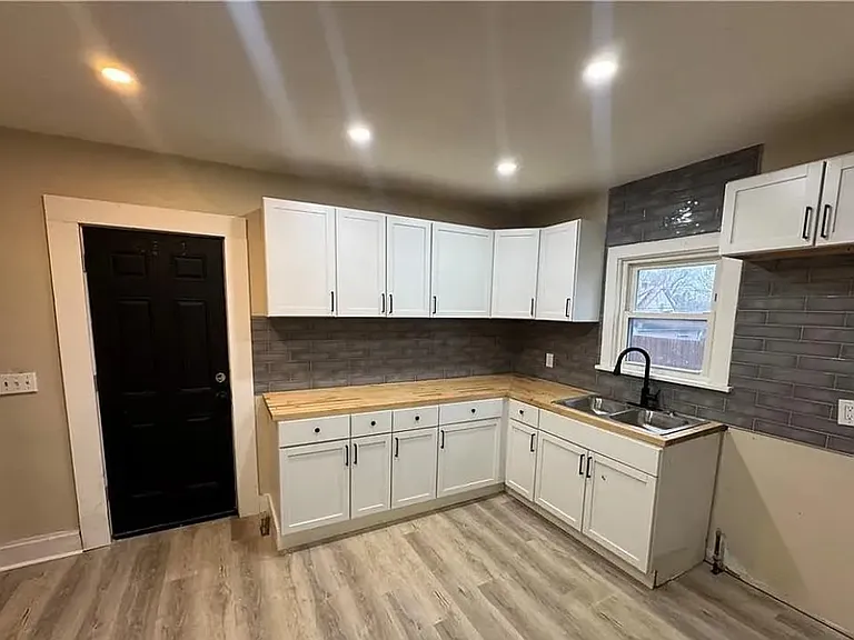 14910 Kingsford Ave — Photo 7