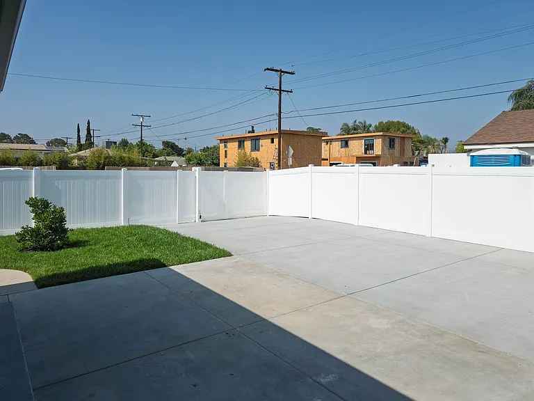 6454 Gentry Ave — Photo 38