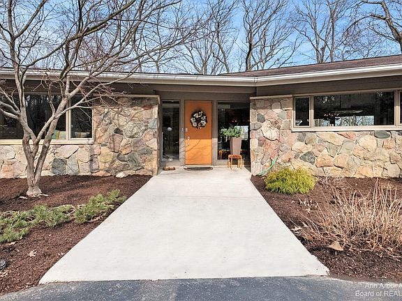 4th image of 415 Riverview Dr