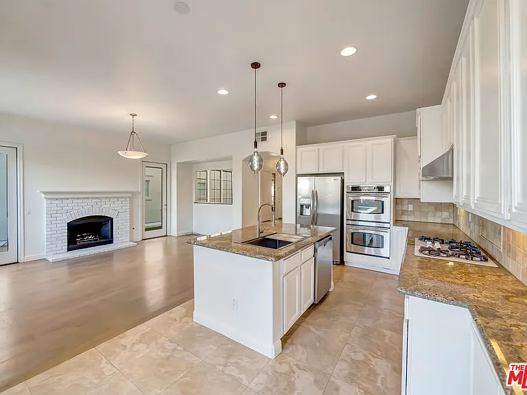 24819 Calle Cedro — Photo 10