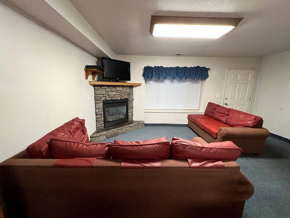 Unit Photo - 677 E 600 N