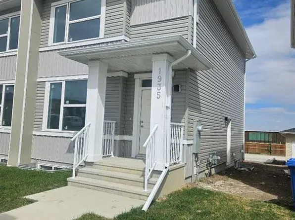 1935 W McCaskill Dr, Crossfield, AB T0M 0S0