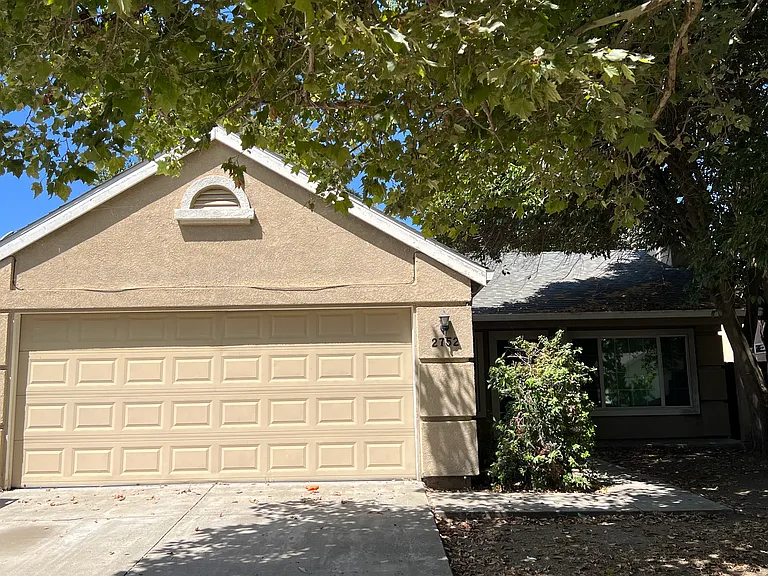 2752 Houston Ave — Photo 2