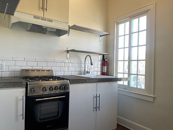 4th image of 3000-3006 Kenwood Ave #3002