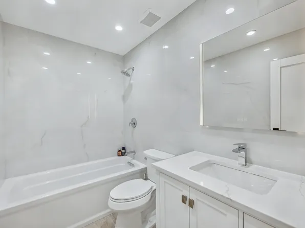 4330 Manhattan Avenue image 24 of 31