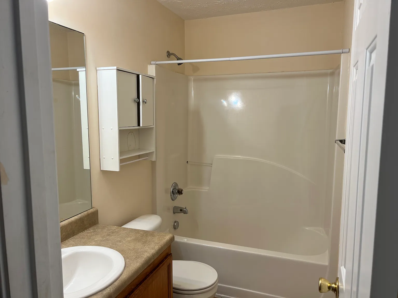 3 bed, 2008 sqft, $2,095 — Photo 2