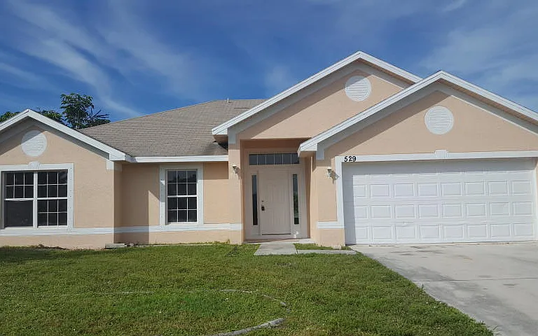 529 SW Baoy Ave — Photo 1