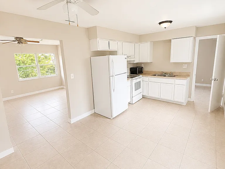 1776 N Meador Ct — Photo 2
