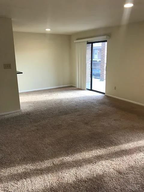 2 bed, 1000 sqft, $1,500 — Photo 3