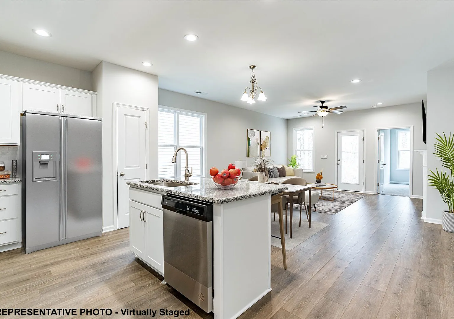 3 Bedroom Triplex in Smithfield! — Photo 2