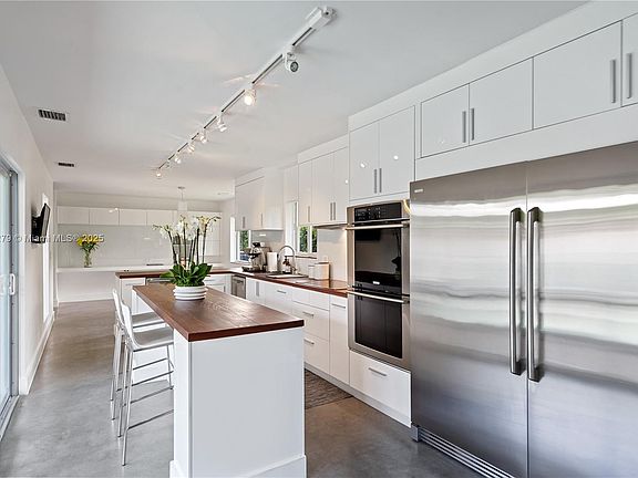 3rd image of 4001 Monserrate St