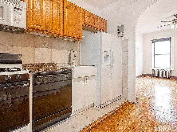 3rd image of 215 W 80th St APT E1
