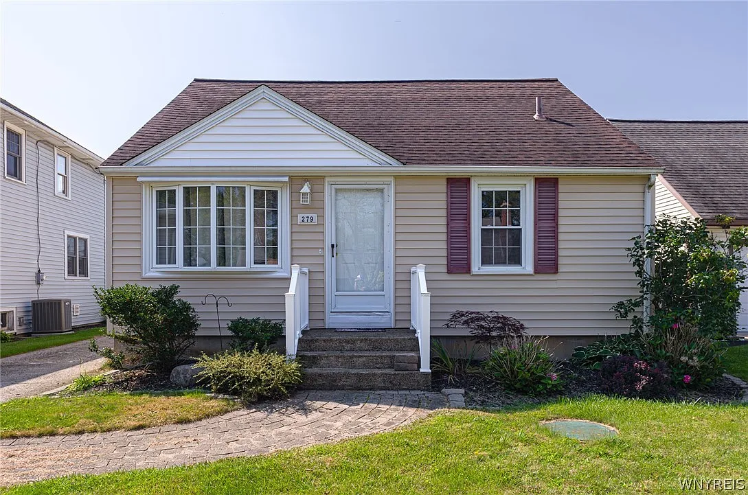 4 bed, 1.5 bath, 1302 sqft, $2,200 — Photo 1