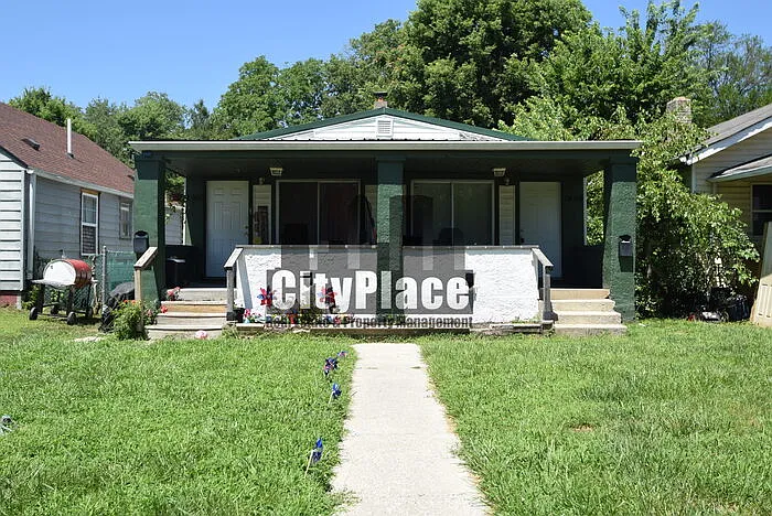 3 bed, 1.0 bath, 806 sqft, $950 — Photo 2