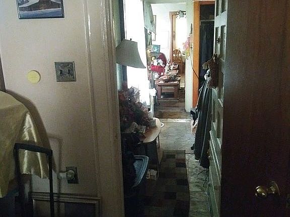livingroom - to kitchen 