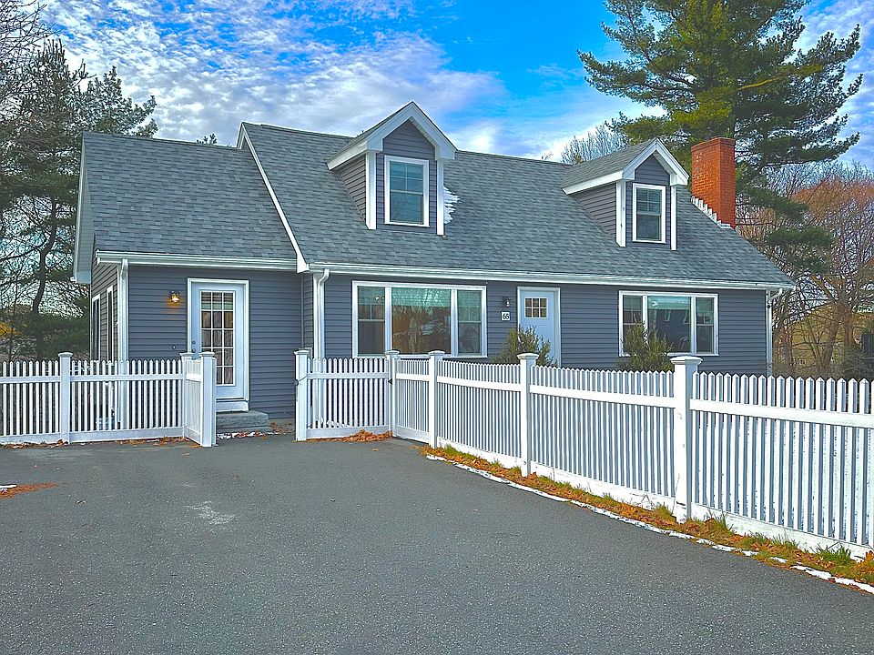 Exterior front - 8 car driveway
Fully fenced yard!