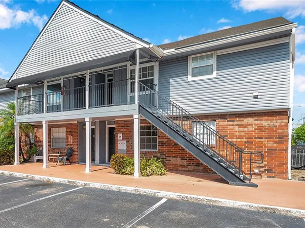 200 Country Club Dr APT 1106, Largo, FL 33771