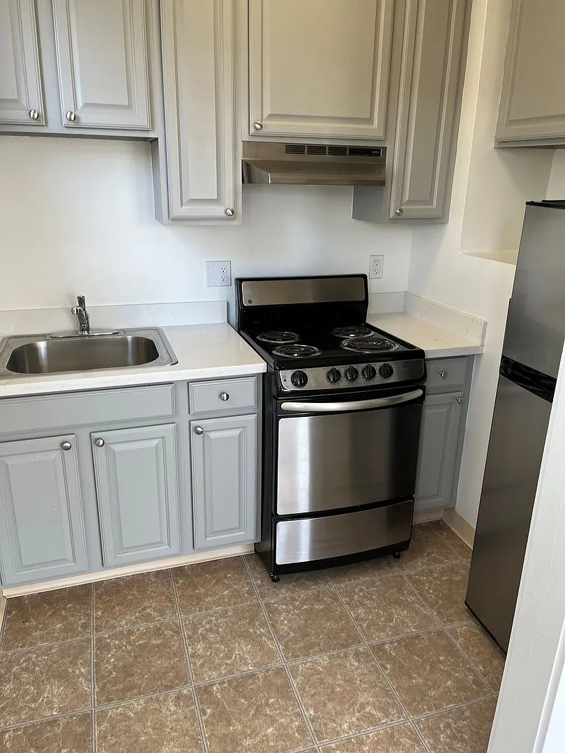 995 Pine St — Photo 3