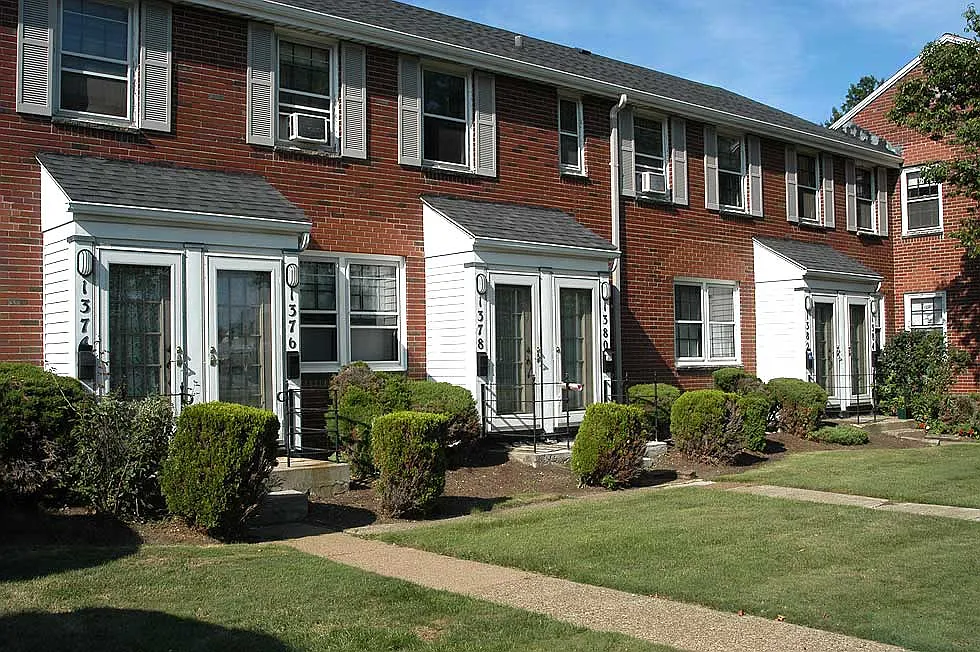 Sheridan Manor — Photo 2