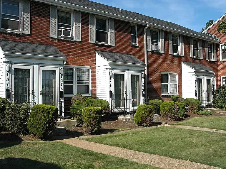 1488 Sheridan Dr — Photo 2