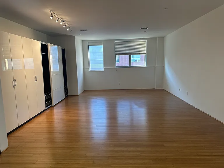 255 W 7th St #26 — Photo 5