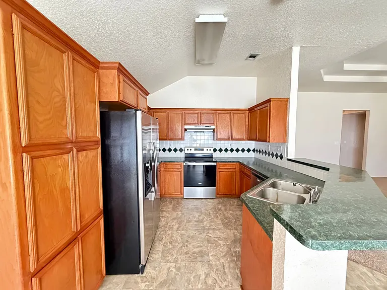 2202 Amethyst Dr — Photo 2