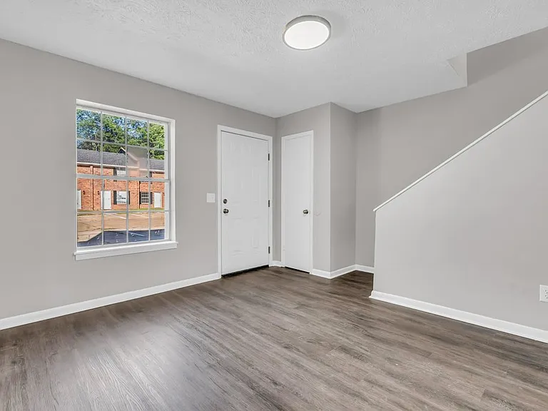 Eastwood Apts — Photo 3