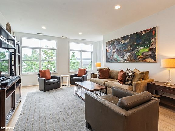 3rd image of 950 W Huron St Unit 303