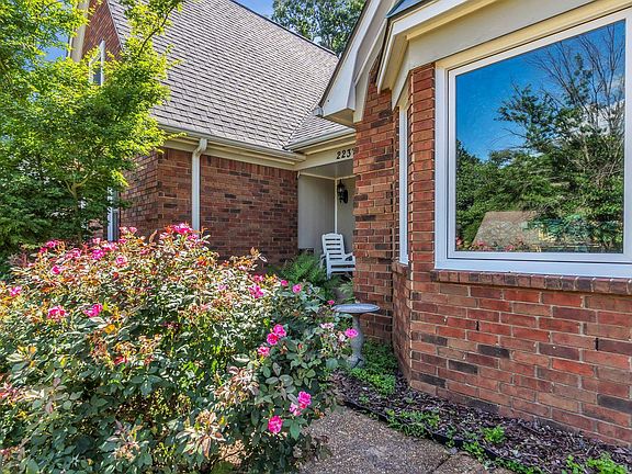 2nd image of 2237 Oak Hollow Ln