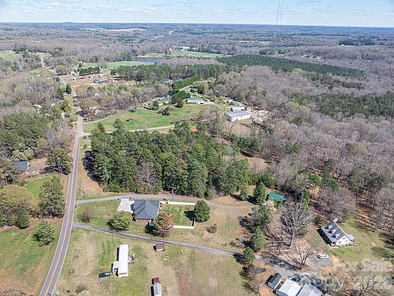 4th image of 140 Huffstetler Lake Rd