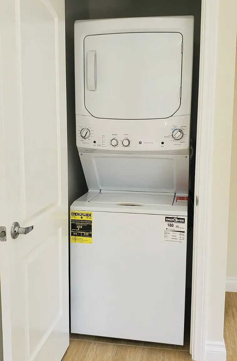 2 bed, 950 sqft, $2,700 — Photo 3