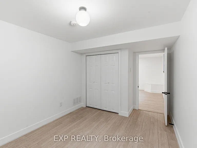 111 Riverside Dr N — Photo 17