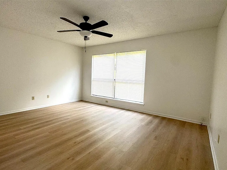 9826 Chiselhurst Dr — Photo 14