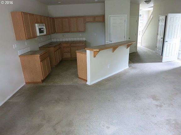 3rd image of 685 SE Heathcliff Ln