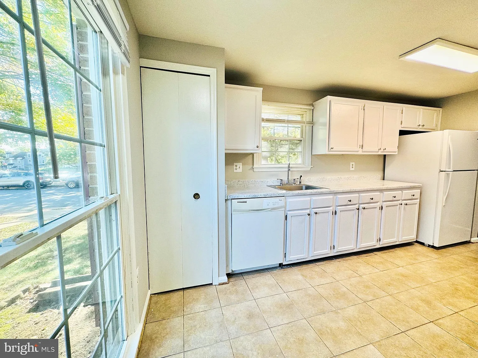 3 bed, 2.5 bath, 1216 sqft, $2,600 — Photo 3