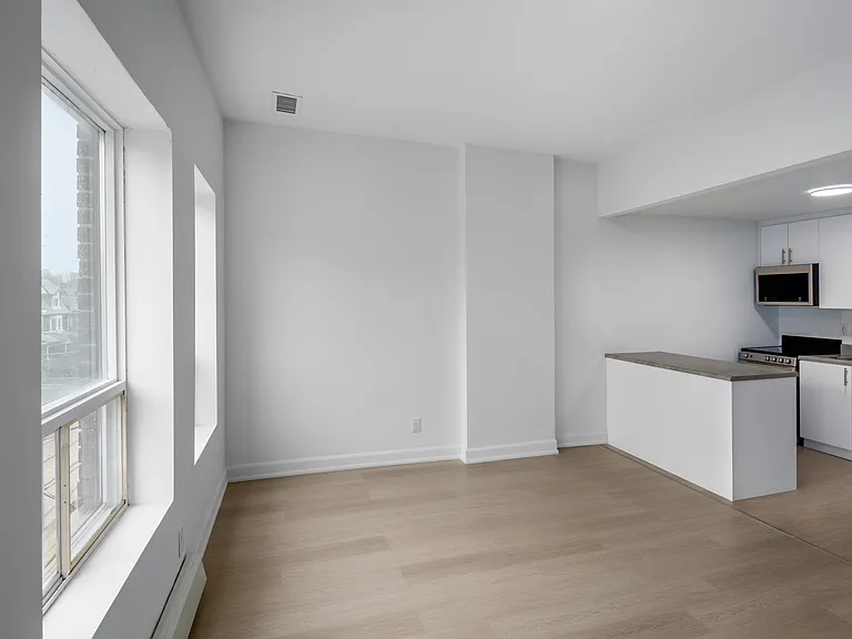 1046 Bathurst St — Photo 16