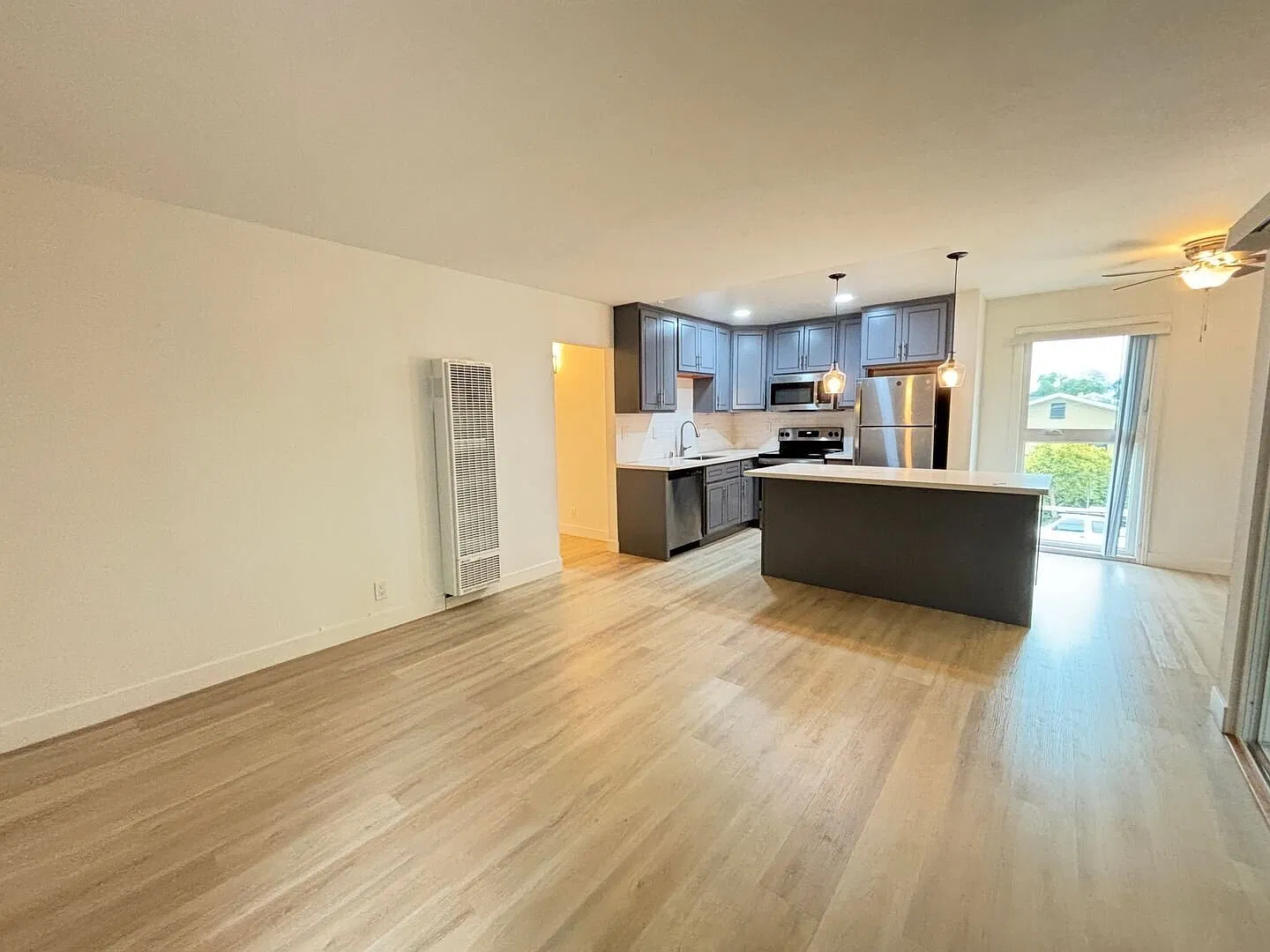 Modern two bedroom with fantastic kitchen, balcony, and walk in closet! — Photo 2