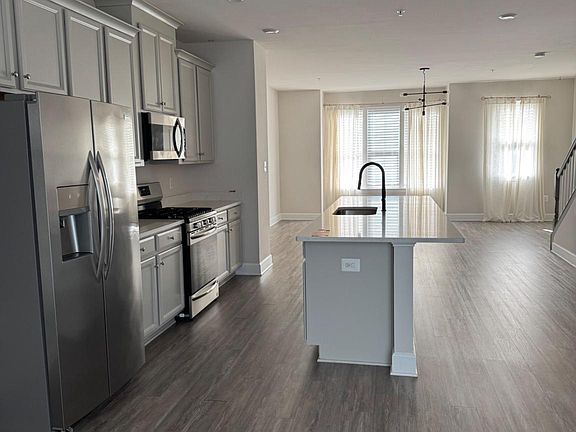 3rd image of 140 Albany Pl