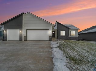 5614 S Huntwood Ave, Sioux Falls, SD 57108
