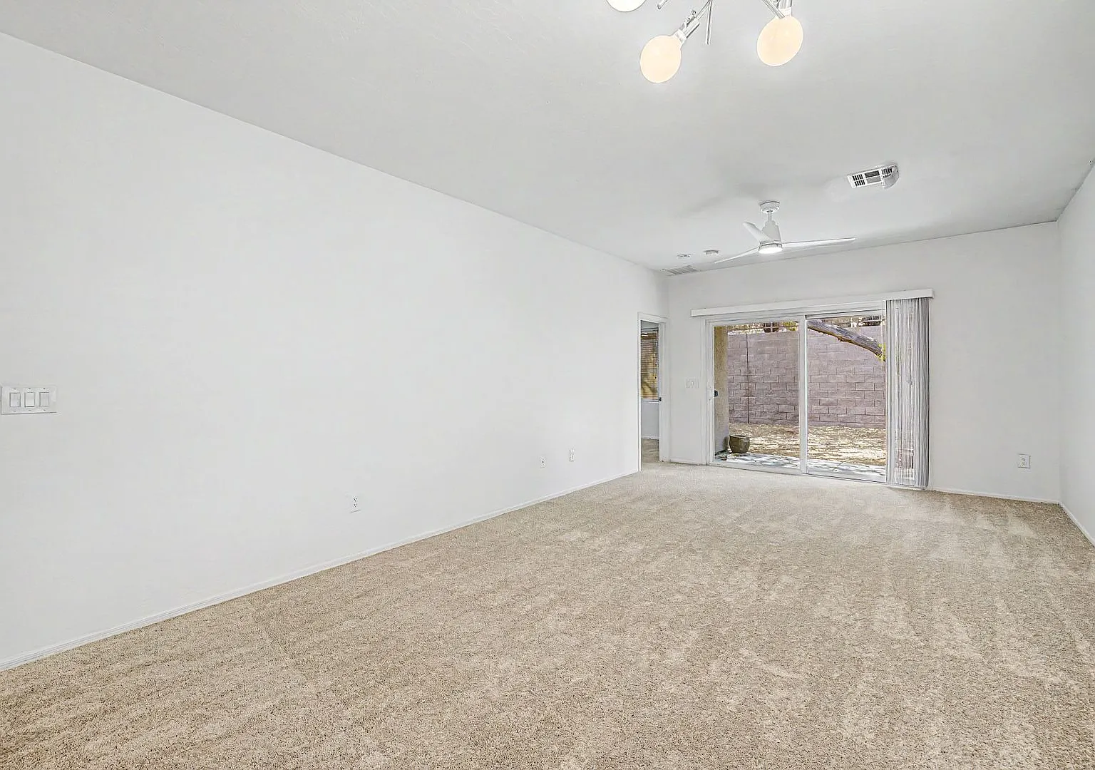 Sun City Anthem-Solera Community-55+ Age Restricted Community-Freshly painted interior-New Carpet... — Photo 3