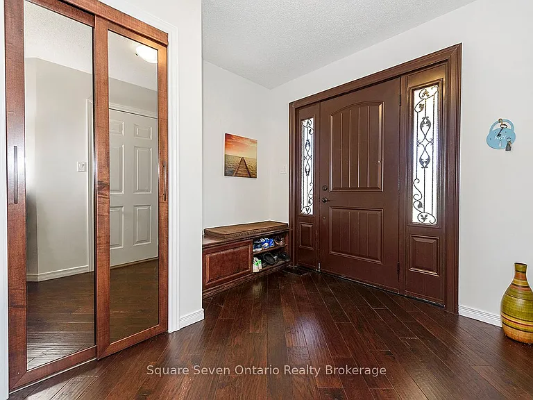 635 Commonwealth Cres — Photo 3