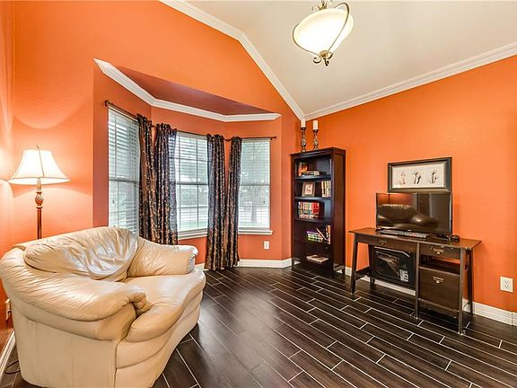 5th image of 944 Dogwood Ln